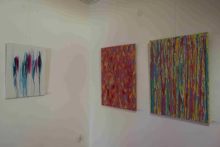 Živahne barve avtoričinih platen s